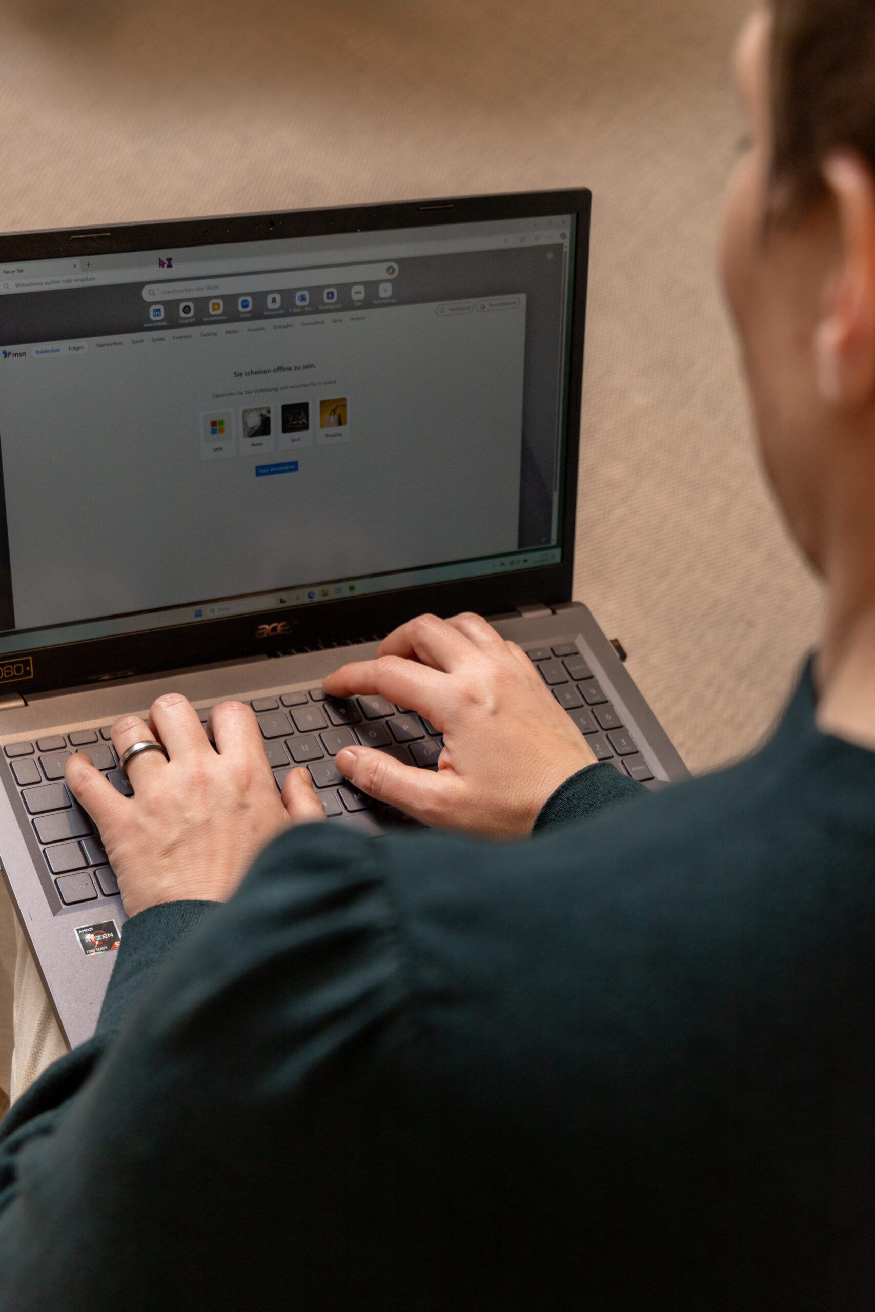 Dorothee Hildbrand am Laptop – die Hände im Bild, ruhig und fokussiert – als Einladung, die nächsten Schritte zu gehen: Kurzhypnose, Blog, Gespräch.