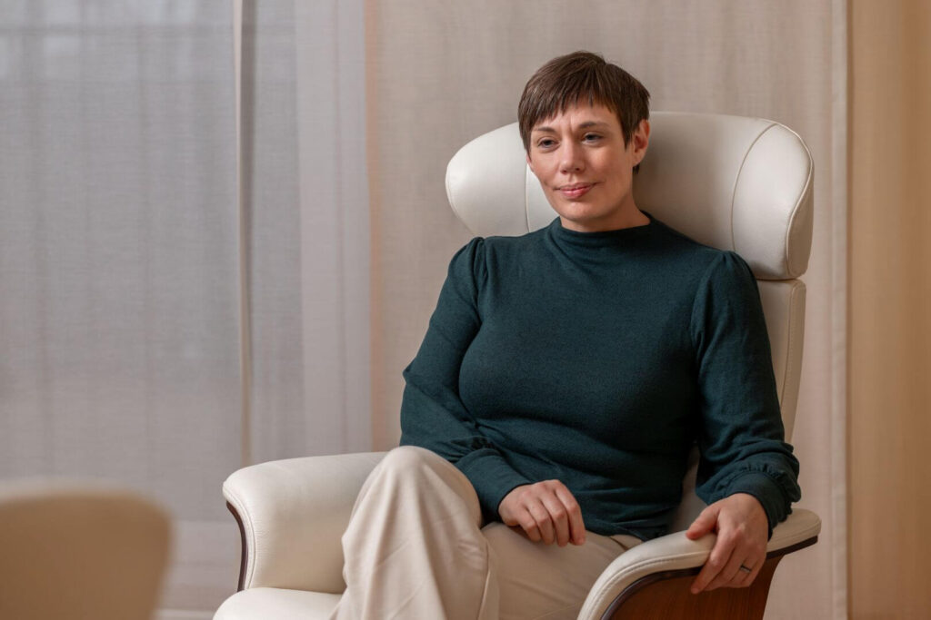 Coach Dorothee Hildbrand sitzt ruhig und präsent im Sessel – bereit, Frauen auf dem Weg zu mehr Selbstbewusstsein und innerer Stärke zu begleiten