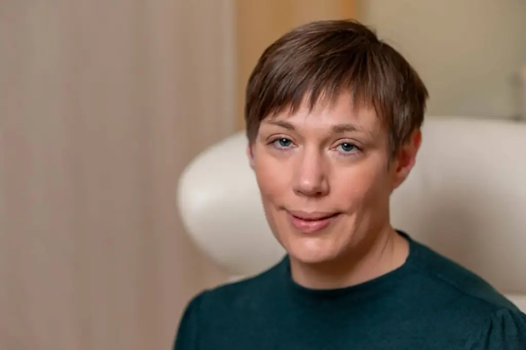 Dorothee Hildbrand mit ruhigem Blick – Coaching-Raum für Frauen, die sich selbst und ihre innere Ruhe wiederfinden wollen