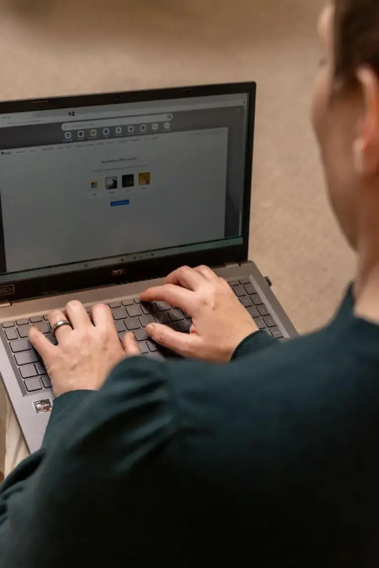 Dorothee Hildbrand am Laptop – nächste Schritte zur Kurzhypnose, vertiefenden Blogbeiträgen und kostenfreiem Erstgespräch