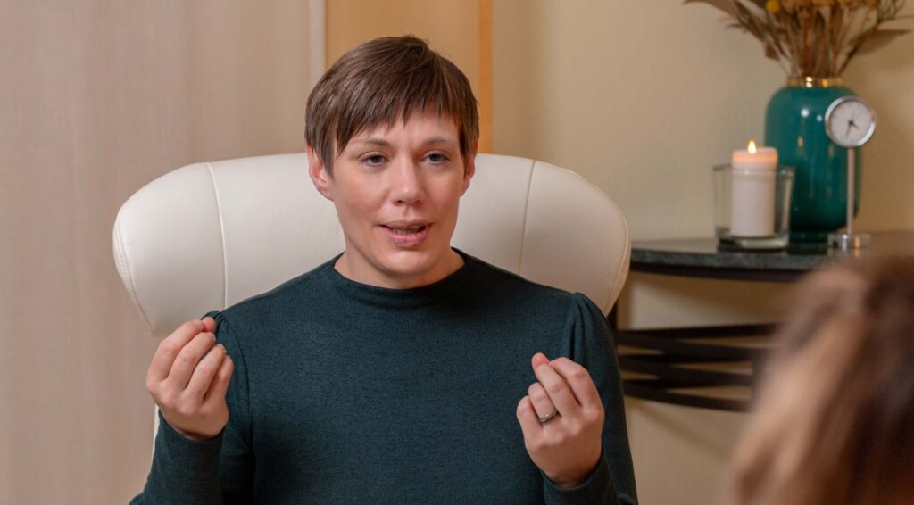 Dorothee Hildebrand im vertrauensvollen Gespräch mit einer Klientin – achtsam, präsent und zugewandt.