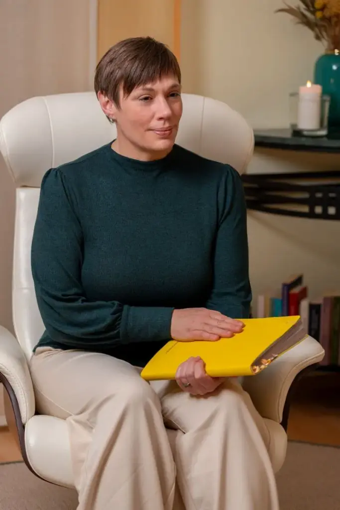 Dorothee Hildbrand mit gelbem Buch in der Hand – Veränderung durch Hypnose, Nervensystemarbeit und ganzheitliches Coaching für innere Ruhe, Selbststeuerung und authentisches Leben