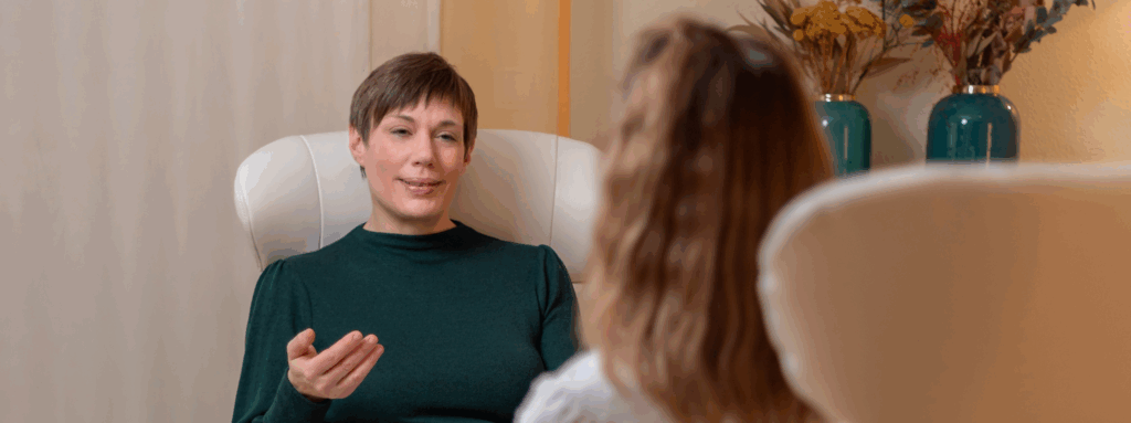 Dorothee Hildbrand im ruhigen Erstgespräch mit Klientin in ihrer Coaching-Praxis in Nagold