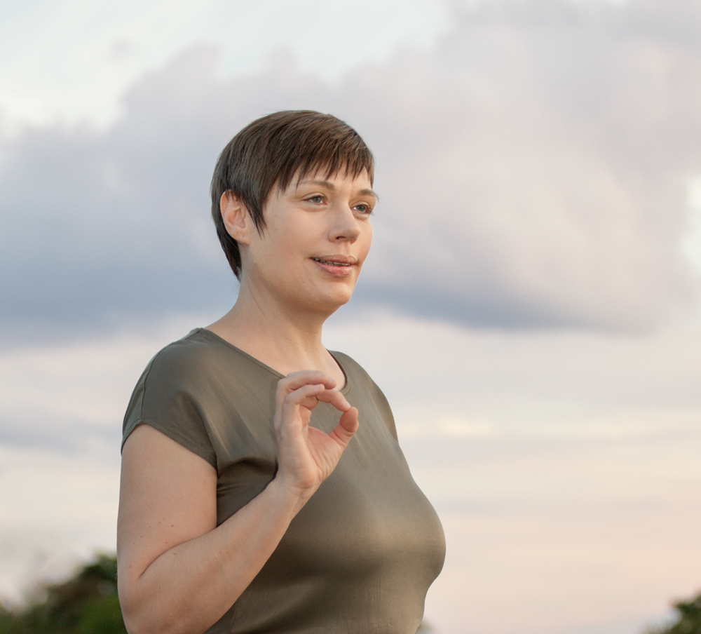 Dorothee Hildbrand, systemischer Coach in Nagold, spricht ruhig im Freien und steht für Klarheit nach Gedankenkreisen.