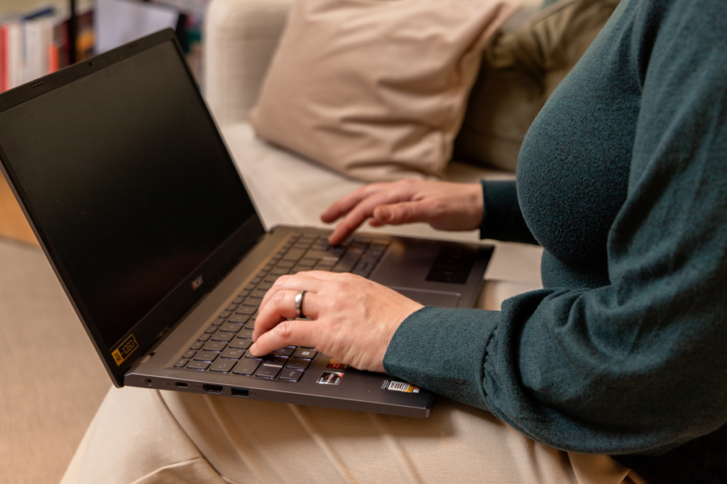 Frau kann nicht zur Ruhe kommen und funktioniert nur noch – innere Unruhe und Stress im Alltag