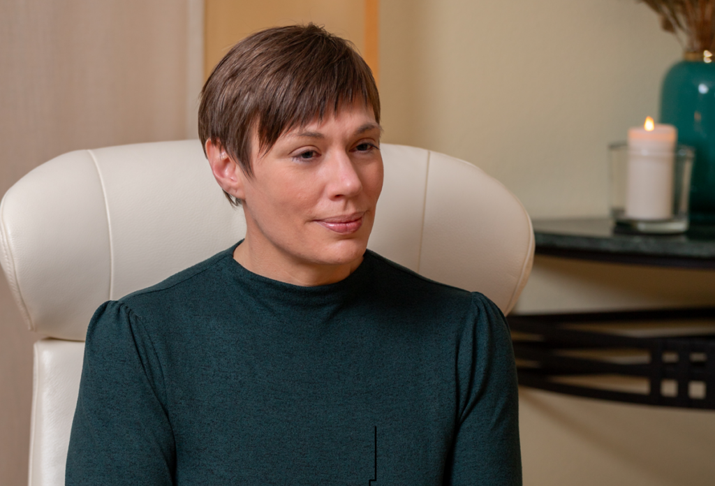 Dorothee Hildbrand, Hypnose Coach in Nagold, sitzt ruhig in ihrem Praxisraum