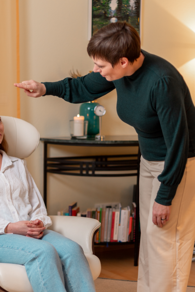 Hypnose Coaching Nagold – Dorothee Hildbrand führt eine Hypnose Sitzung mit Augenfokus-Technik durch
